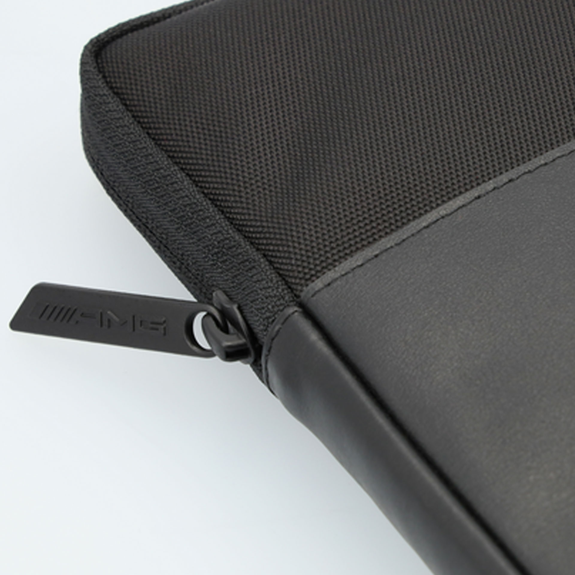 AMG Laptophülle schwarz Rindleder/Nylon bis 13 Zoll B66959322 AMG Laptophülle schwarz Rindleder/Nylon bis 13 Zoll B66959322