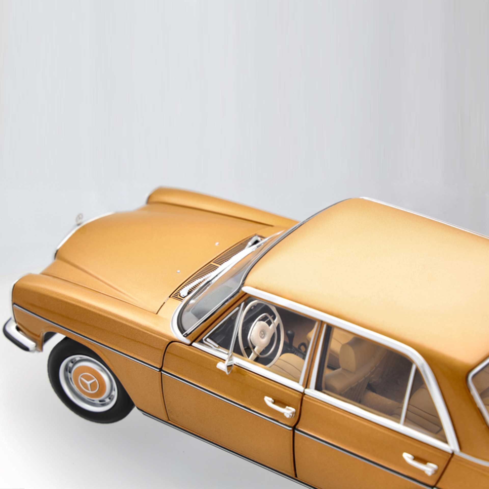 Mercedes-Benz Modellauto 200 /8 W114 W115 (1968-1973) 1:18 Mercedes-Benz Modellauto 200 /8 W114 W115 (1968-1973) 1:18