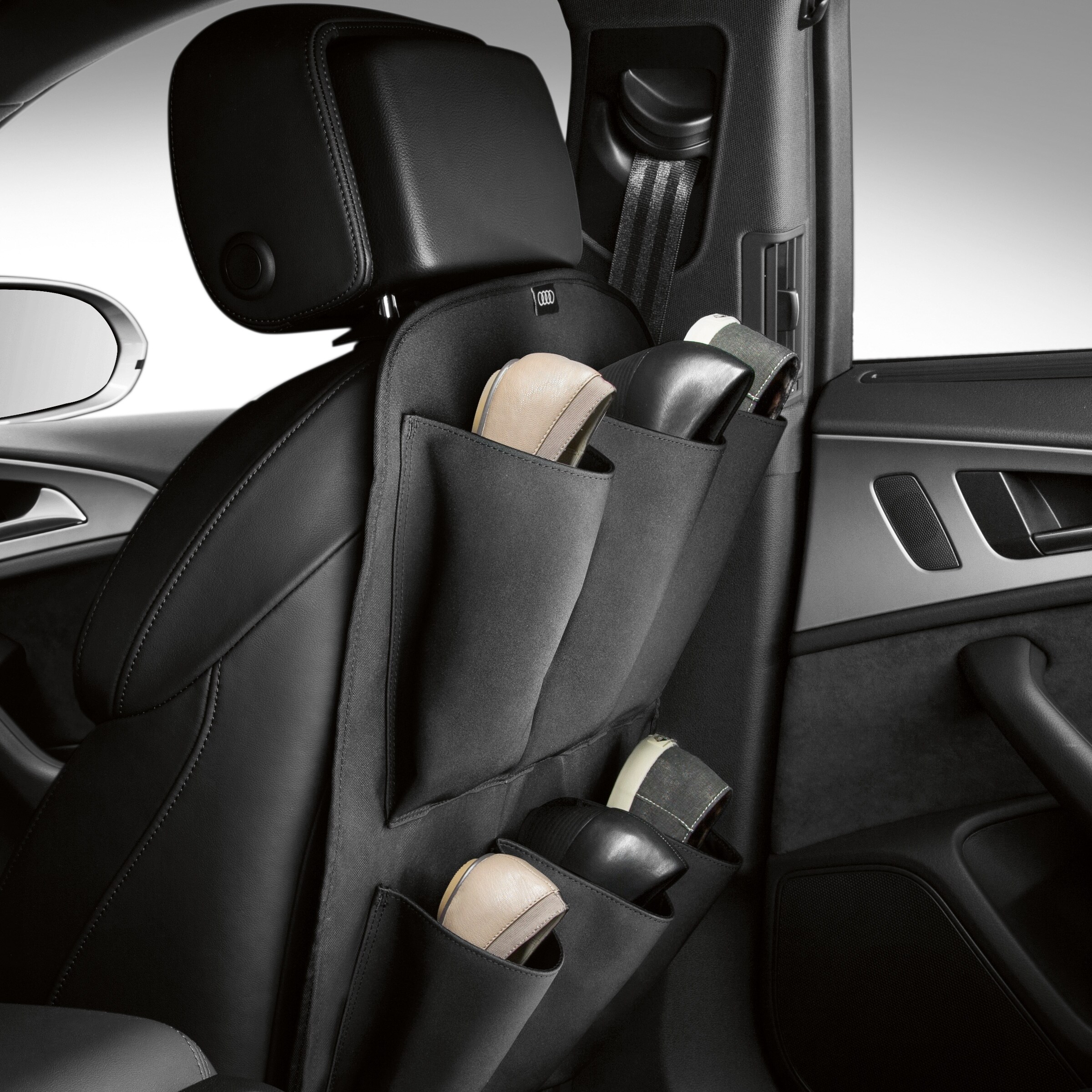Audi Rückenlehnenschutz mit sechs Aufbewahrungsfächern